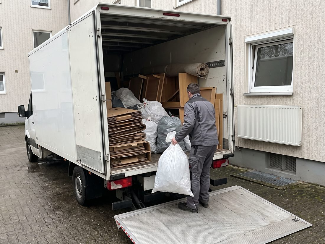 Getrennte Entsorgung nach der Entrümpelung einer Messi Wohnung in {Stadt}