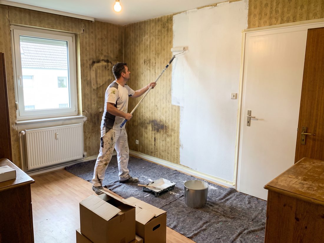 Malerarbeiten nach der Messi Entrümpelung in {Stadt}: nikotingelbe Wand wird überstrichen